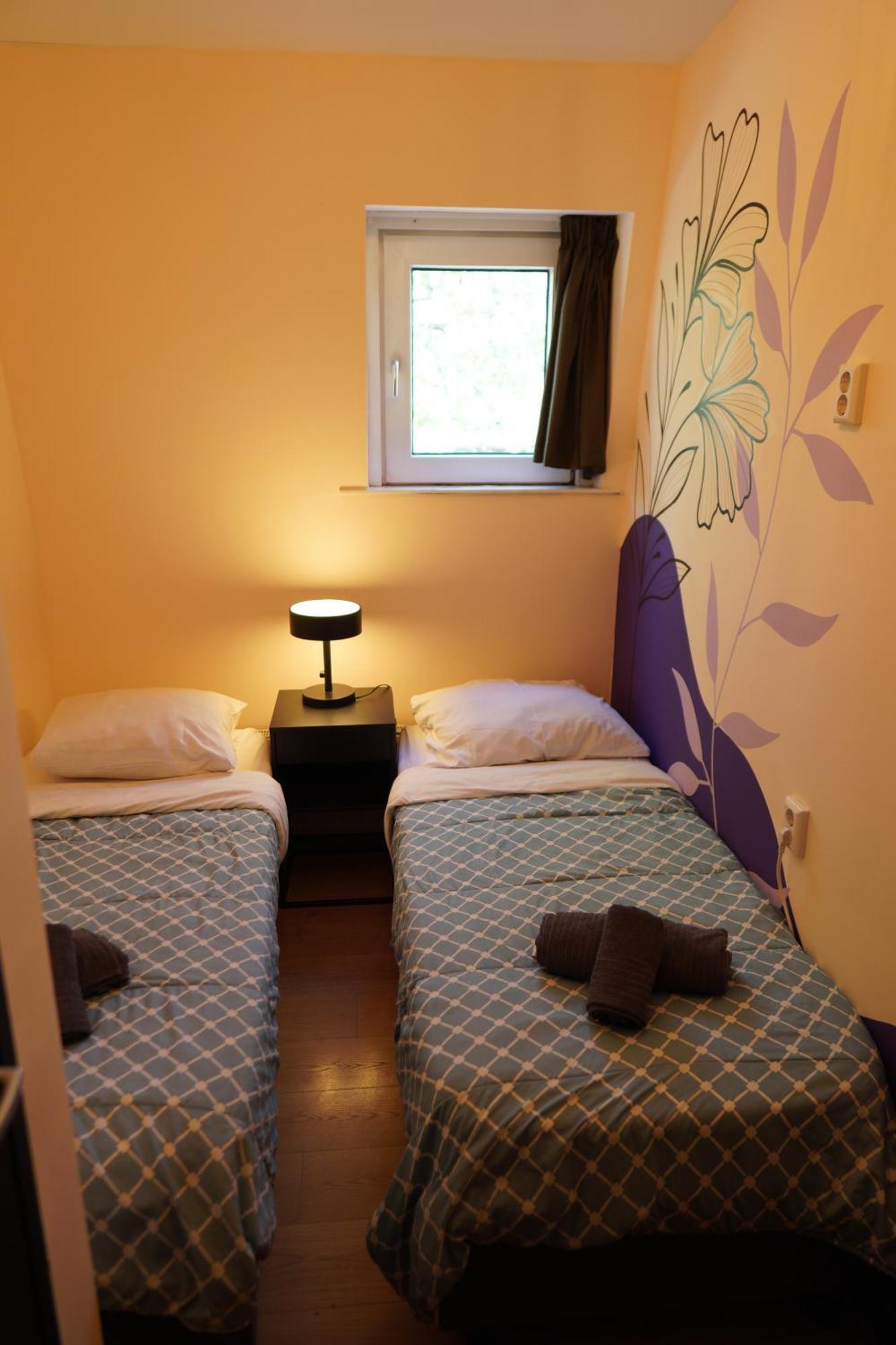 Onefam Amstel Hostel Amsterdam Exterior photo